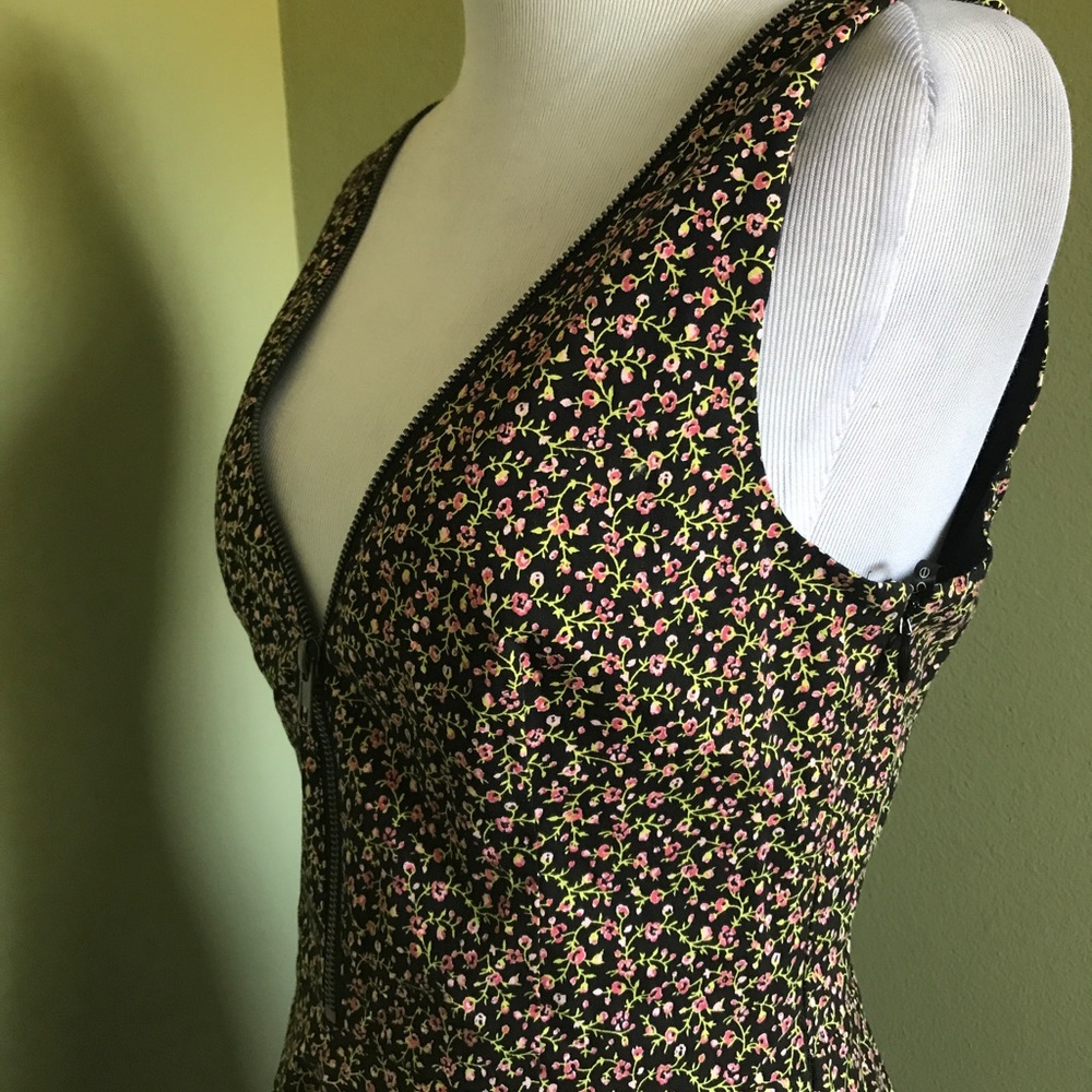 Bebe Fit Flare Floral Sleeveless Zip detail dress - Picture 3 of 8